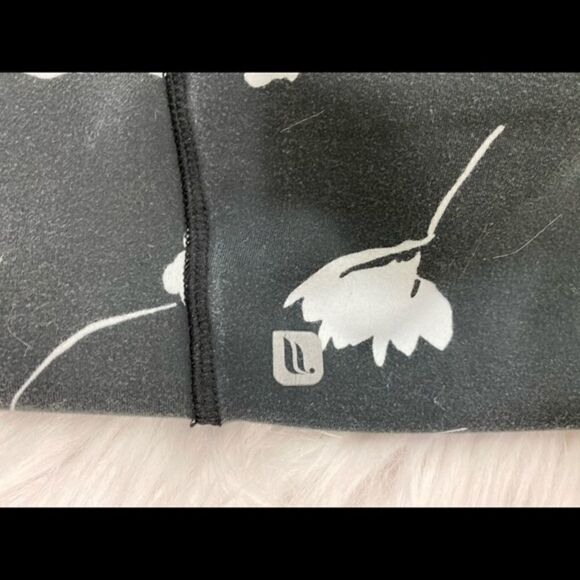 Fabletics Floral Capri Grey White Leggings XS - Picture 6 of 12